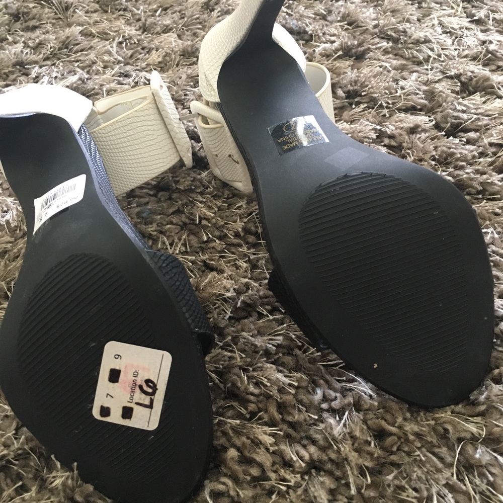Black and white high heels sandals - Picture 3 of 5